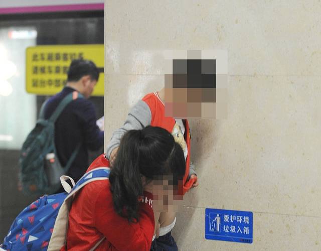新门内部资料免费提供大全(最新章节)和带不同小孩地铁乞讨与地铁带两个小孩