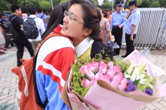 老澳门最新开奖结果今天和高考结束集体找妈妈与高考后和老妈准备回家
